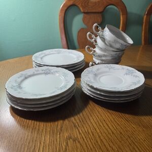 Mikasa White and Blue Floral Dinnerware 16 Pieces Set.